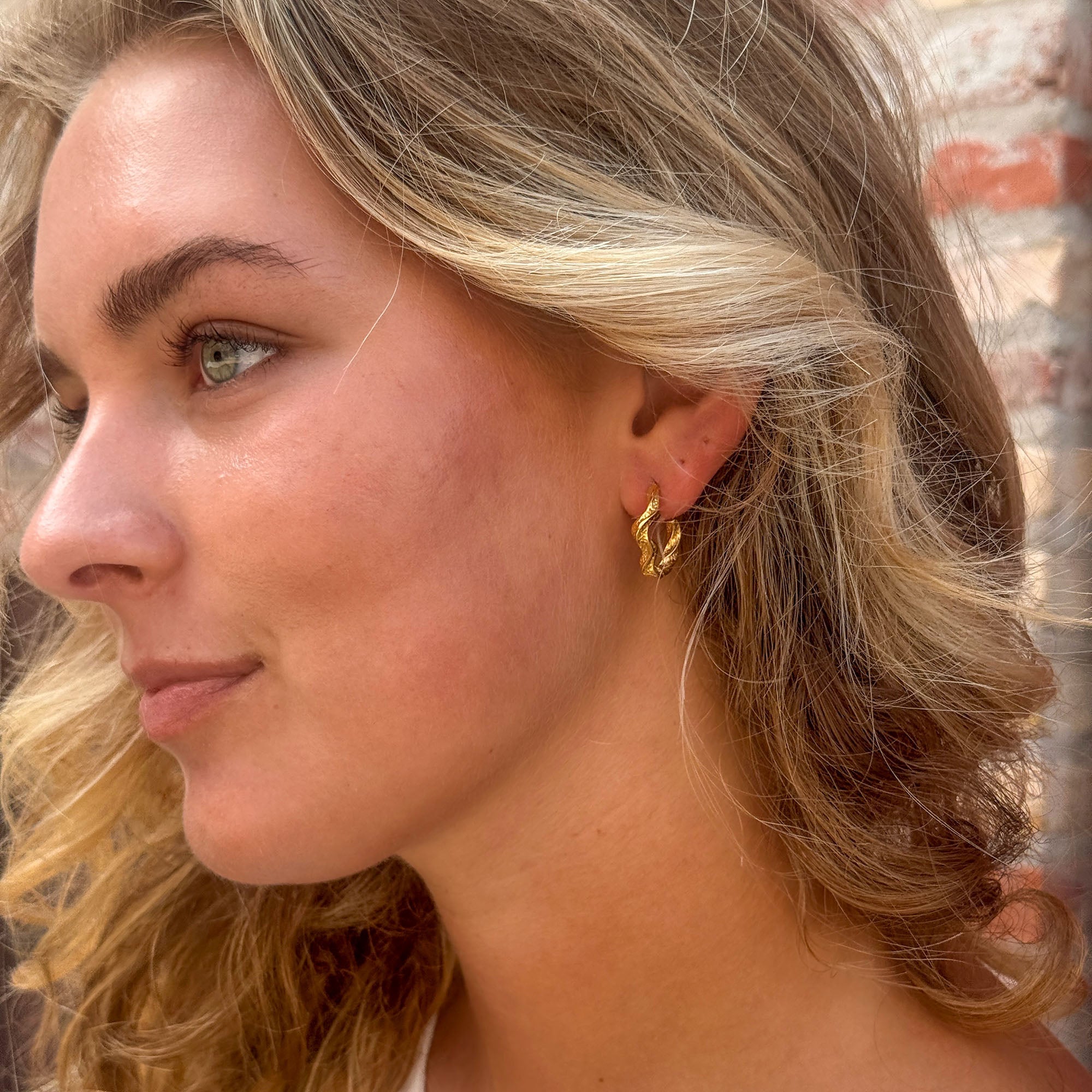 TWISTED MOON EARRINGS 20MM