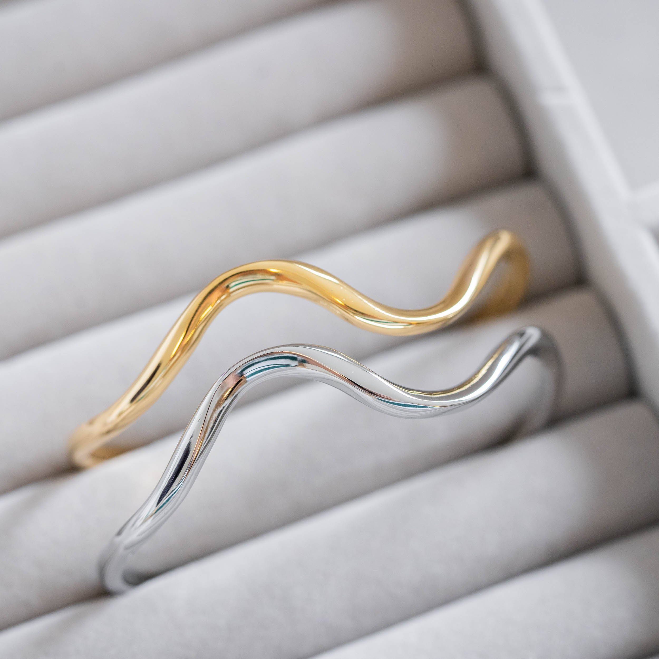 WAVES ADJUSTABLE BANGLE