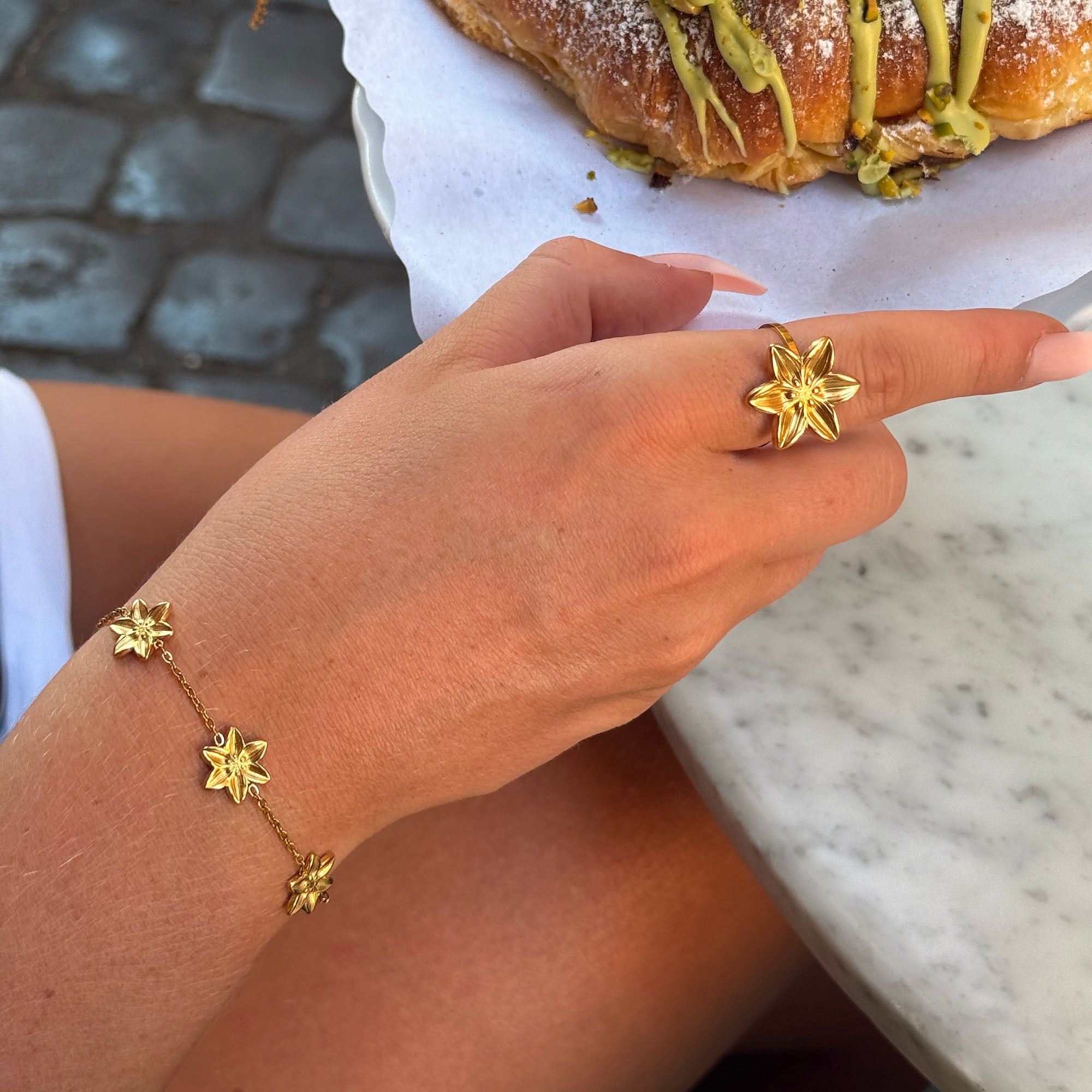 LILY BRACELET GOLD (5 FLOWERS)