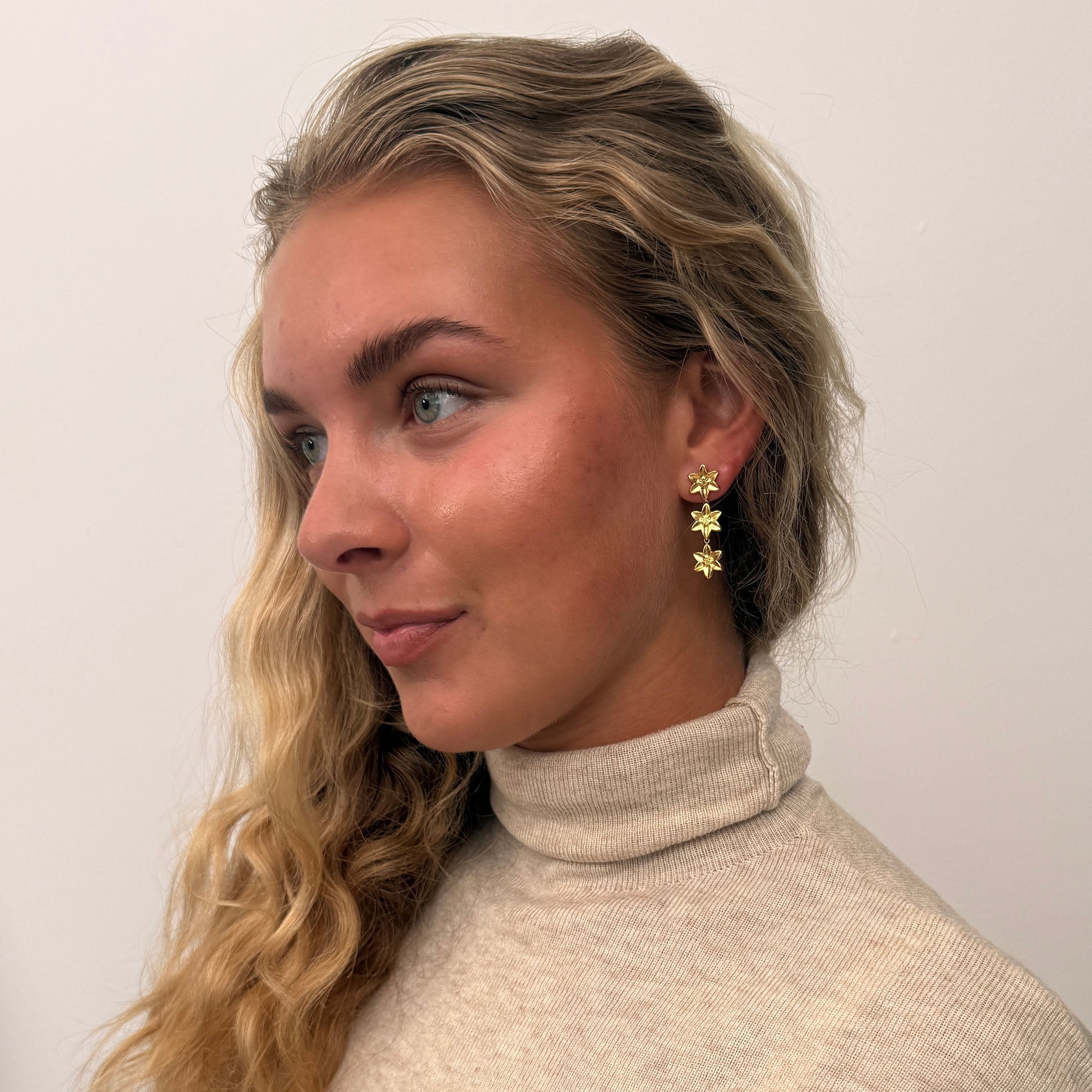 LILY EARRINGS GOLD (3 FLOWERS)