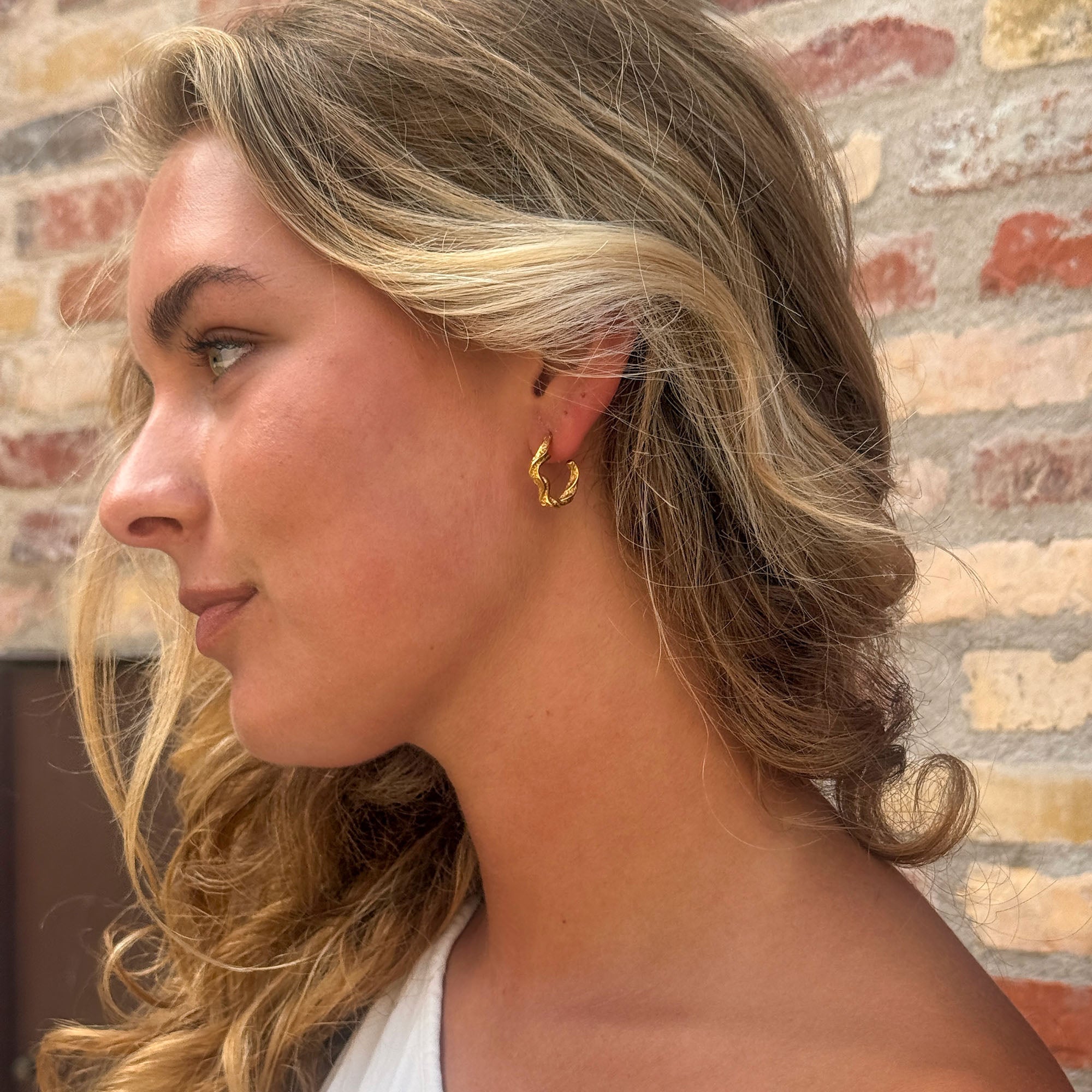 TWISTED MOON EARRINGS 20MM